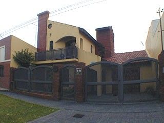 calle 42, 2295. (140y141) 2200 - Building Inmobiliaria