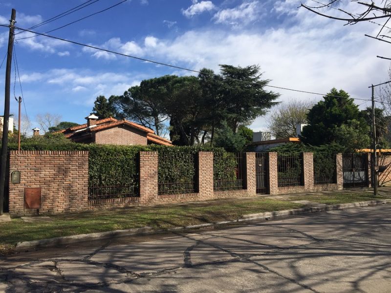 489 e/ 18 y 20 2300 - Predovan Propiedades
